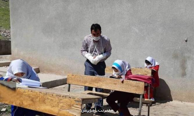 روایت ایثار معلمی كه بعد از تصادف و با دستهای شكسته به مدرسه برگشت