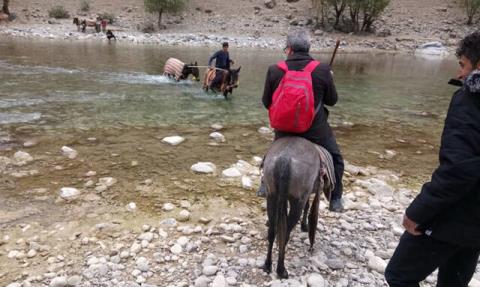 معلمانی كه برای رسیدن به مرتفع ترین روستای بدون جاده ۹ ساعت در راهند