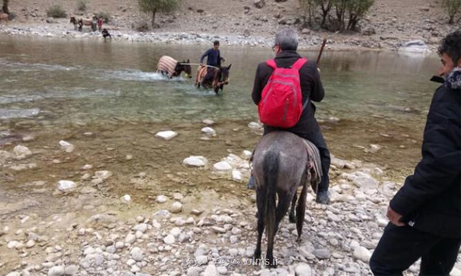 معلمانی كه برای رسیدن به مرتفع ترین روستای بدون جاده ۹ ساعت در راهند